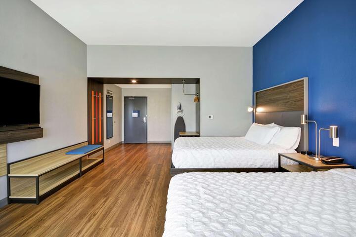 2 Queen Beds (3 of 9)