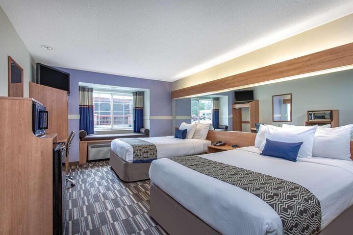 1 Queen Bed Accessible Room (3 of 18)