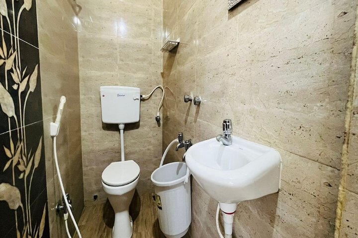 Room 6 of 8