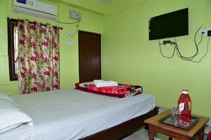 Room 6 of 18