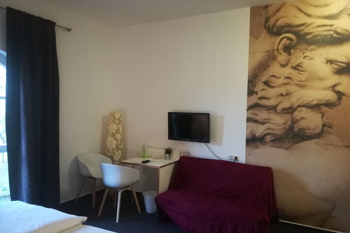 Room 4 of 17
