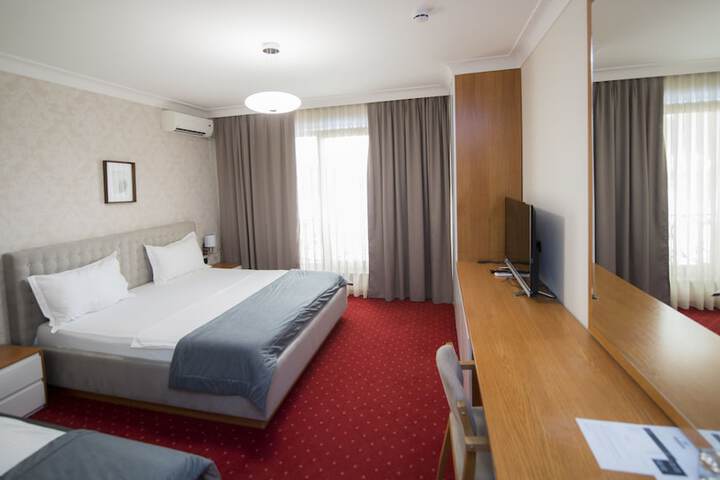 Room 9 of 16