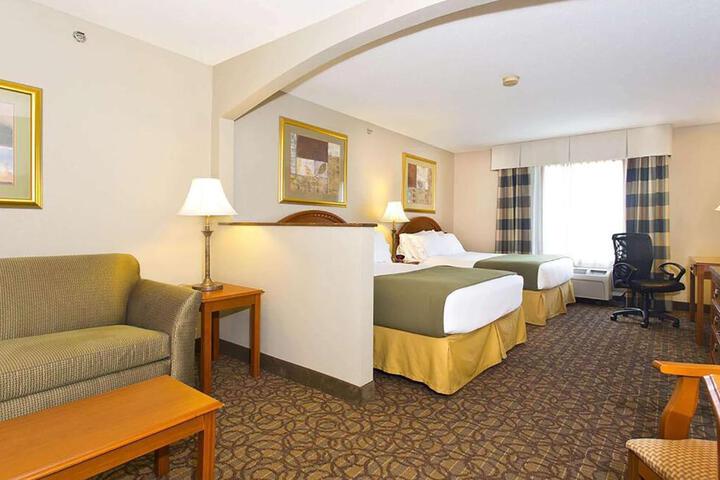 2 Queen Beds (2 of 8)