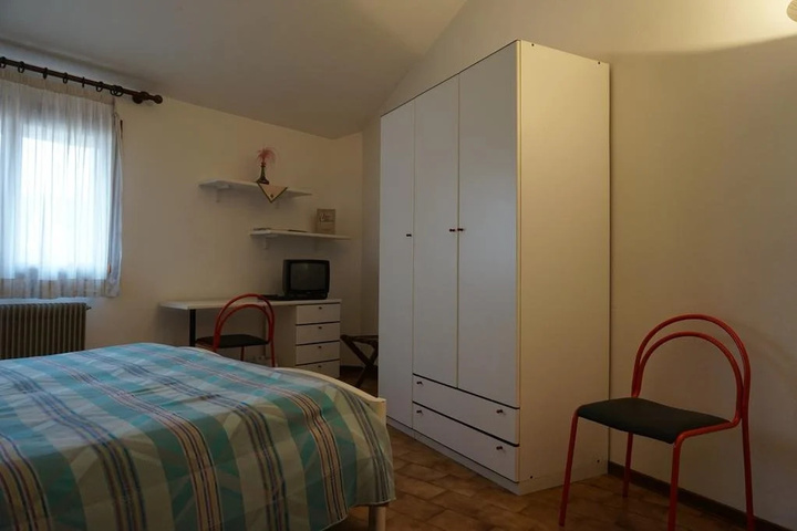 Room 5 of 10