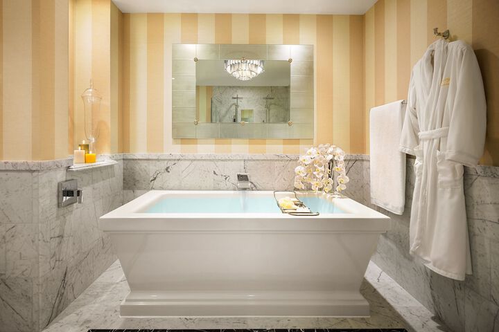 Deep soaking bathtub