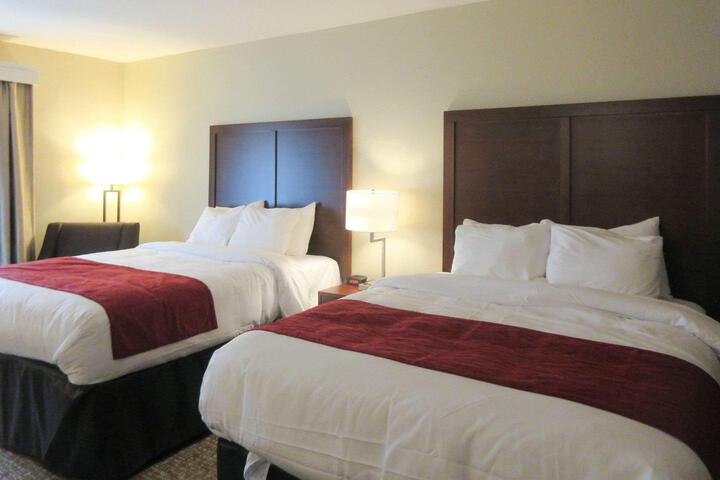 2 Queen Beds (7 of 10)