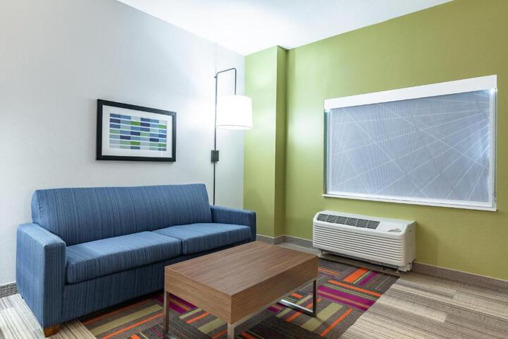 1 King Bed Standard Comm Accessible (21 of 25)