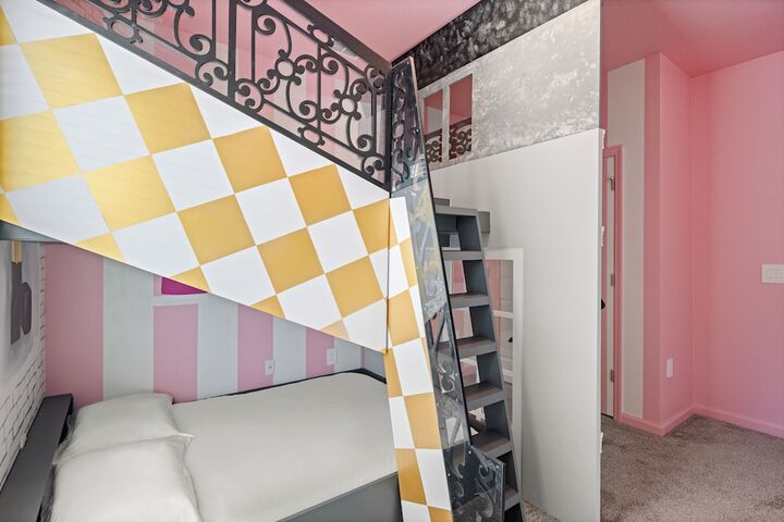 Room 8 of 102