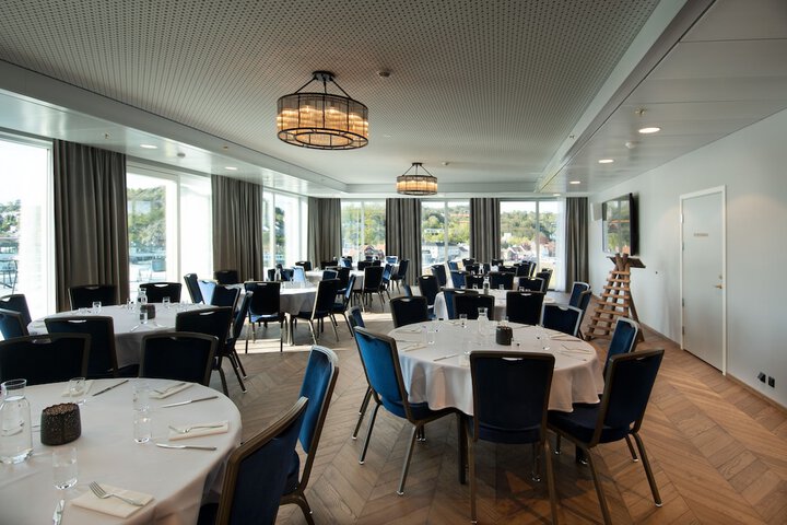 Ballroom/Hall 25 of 31