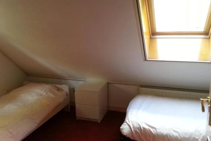 Room 5 of 9