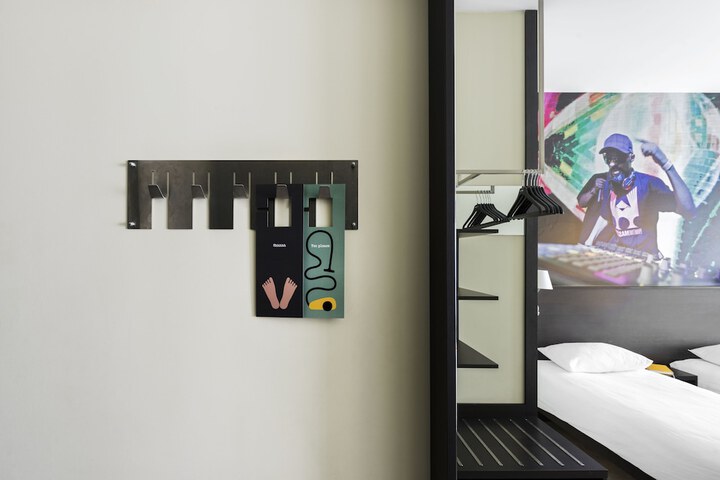 Room 13 of 137