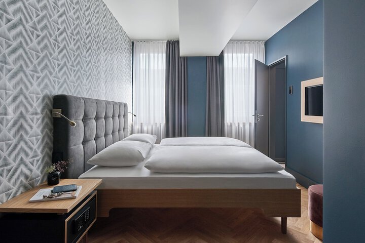 Room 6 of 30