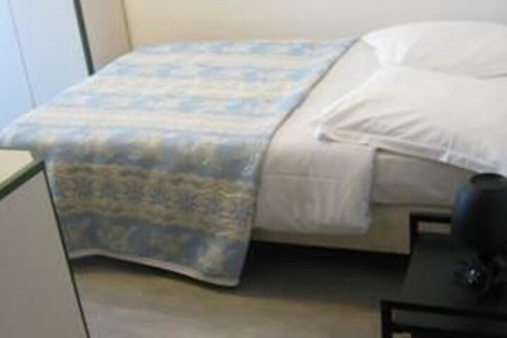 Room 10 of 28