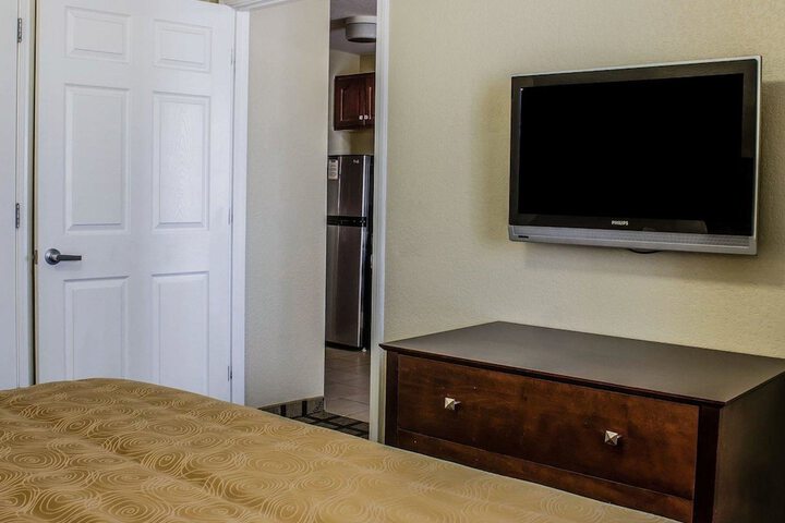 1 King Bed Efficiency (7 of 19)