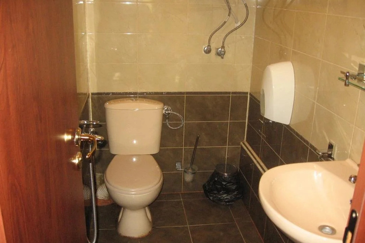 Room 6 of 12