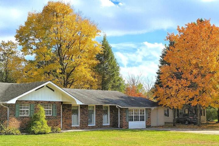 2 Blocks to Parkway! 5BR3BA Ranch wHot Tub FREE Attraction Tickets in Pigeon Forge, TN