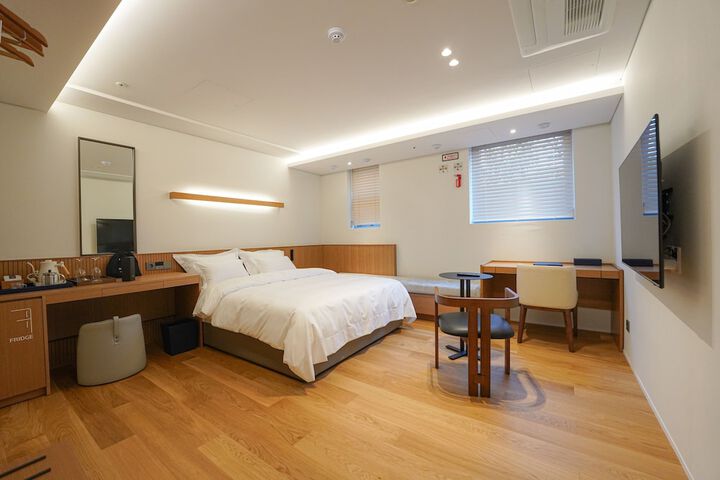 Room 7 of 76