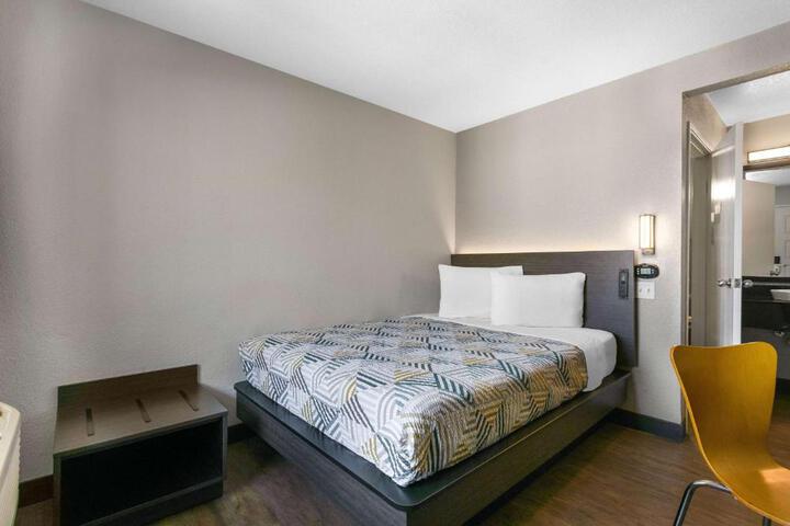 1 Queen Bed Micfridge (3 of 8)