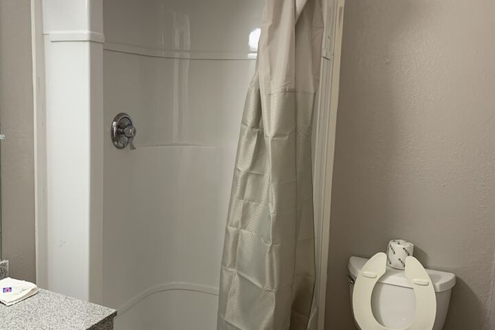 1 Queen Bed (5 of 16)