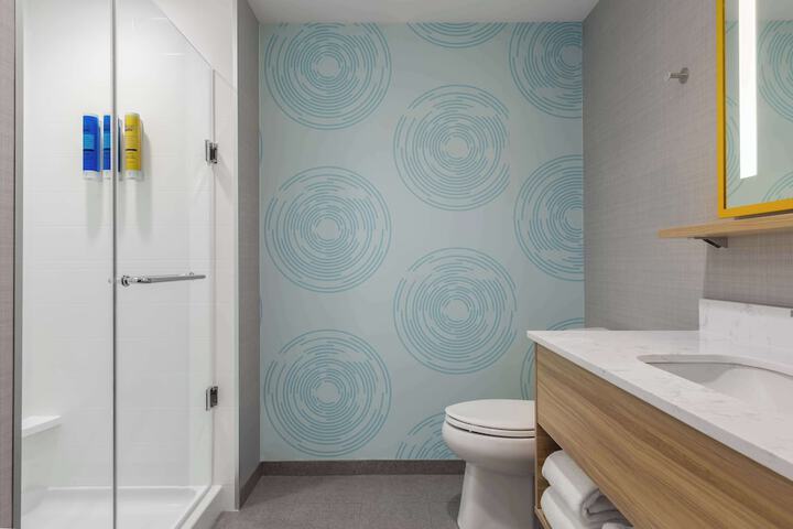 2 Queen Beds with Walk in Shower (2 of 7)