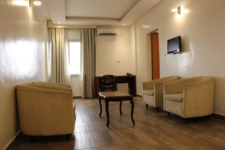 Lounge 20 of 43