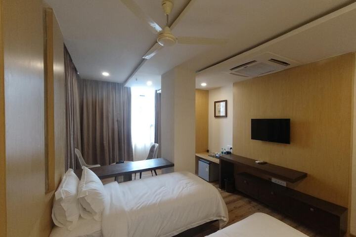 Room 10 of 38