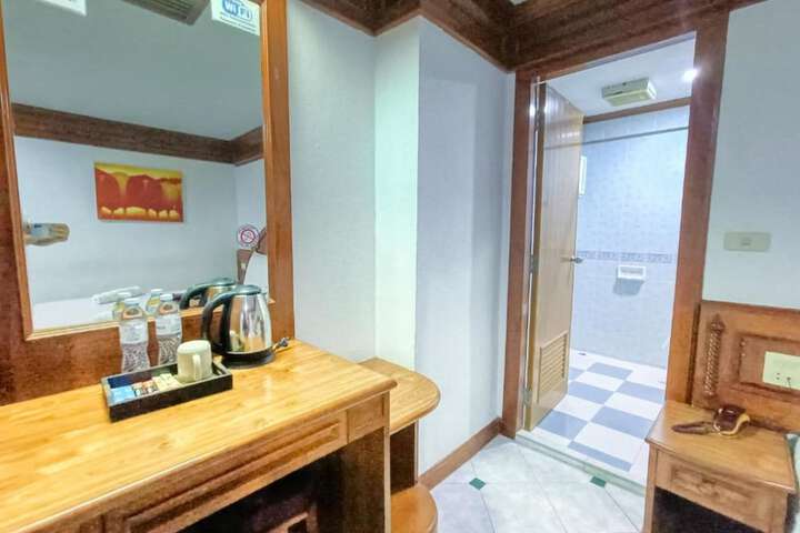 Room 8 of 12