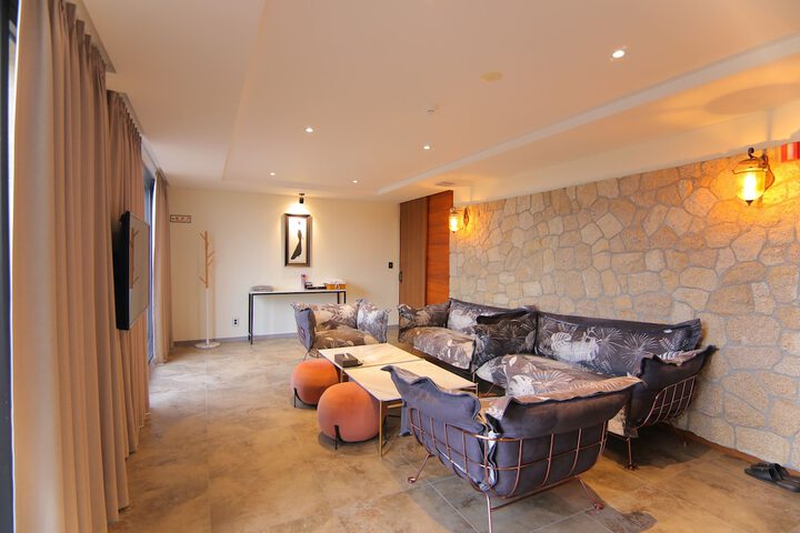 Room 106 of 190