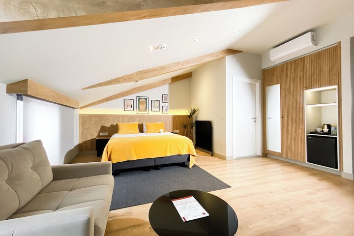 Room 52 of 81