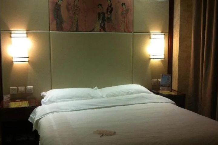 Room 6 of 12