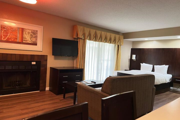 1 Queen Bed Studio Accessible Suite (23 of 44)