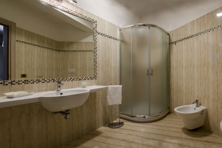 Room 6 of 17