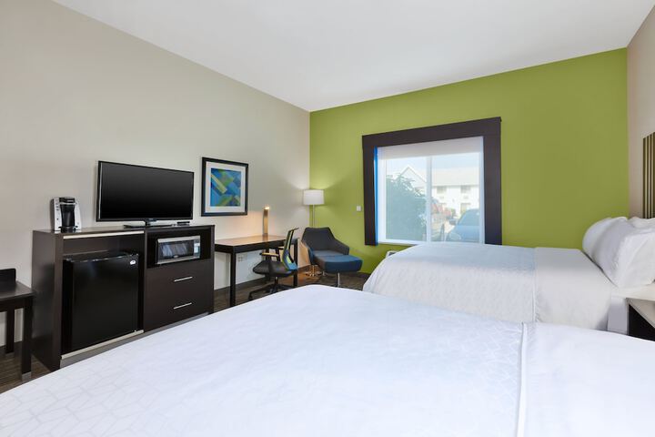 2 Queen Beds (12 of 15)
