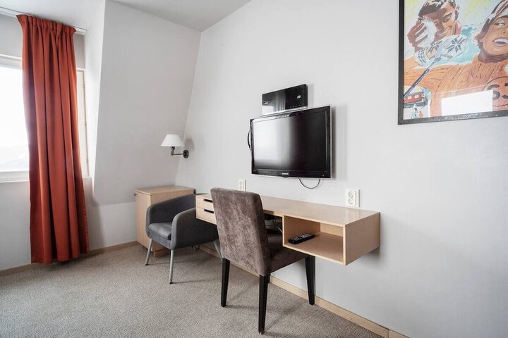 Room 3 of 865