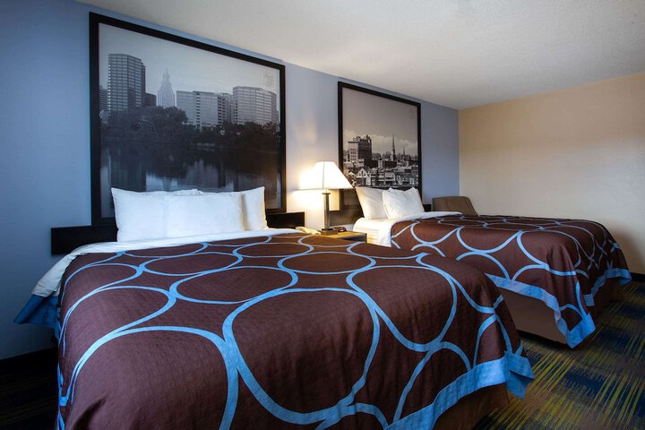 1 Queen Bed (2 of 9)