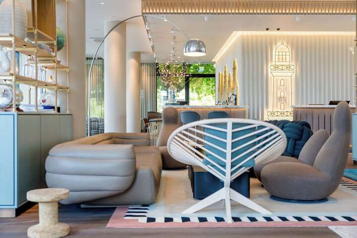 Lounge 19 of 25