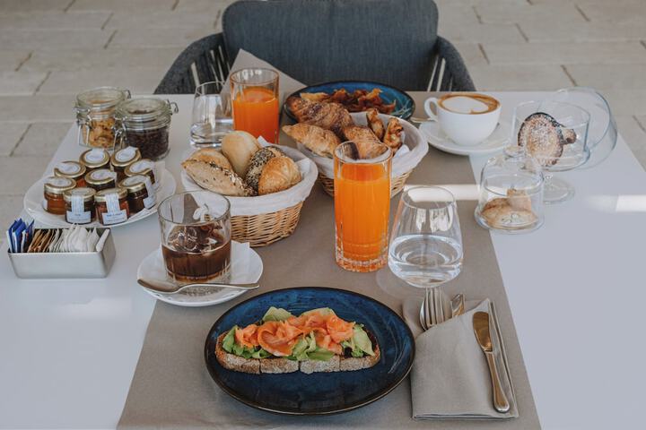 Breakfast/Coffee Service 72 of 104