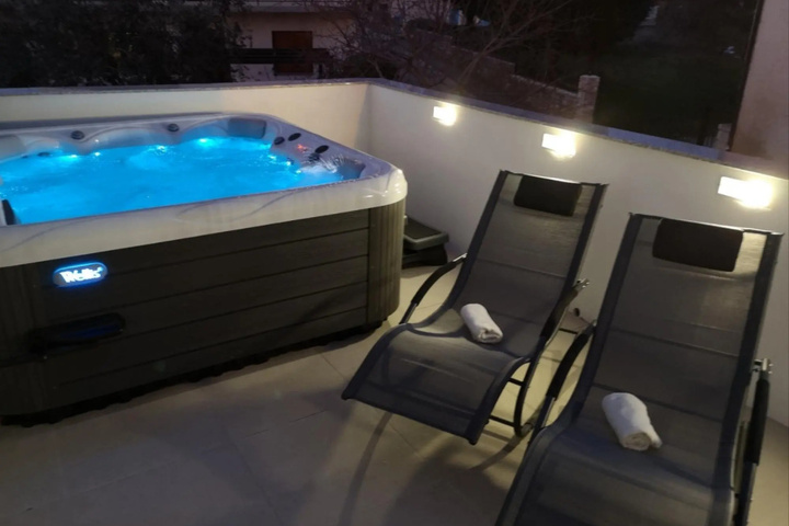 Pool 10 of 17
