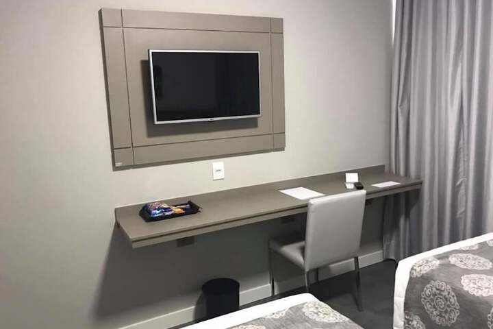 Room 8 of 100
