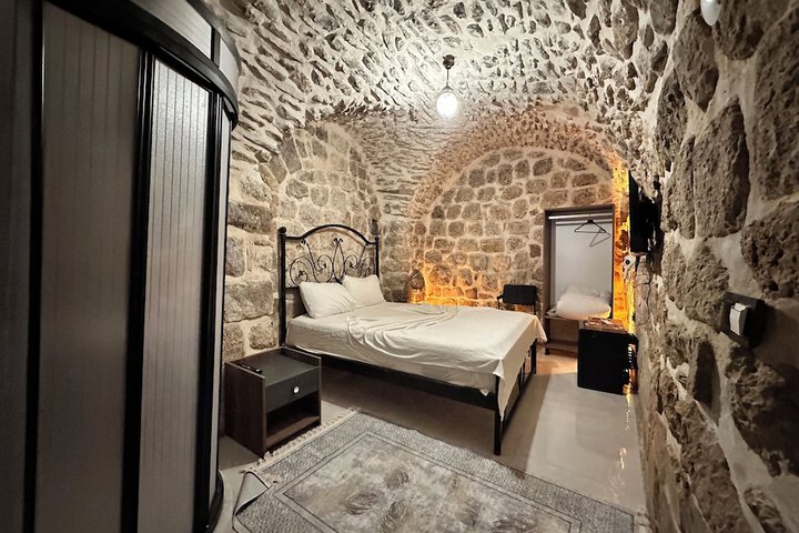 Room 16 of 28