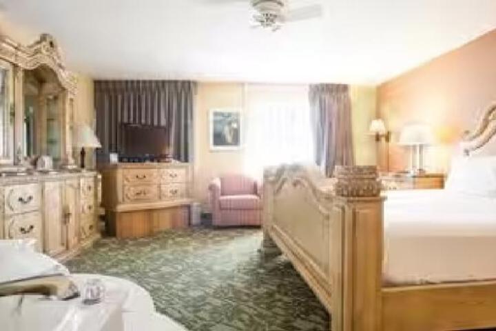 Standard | King Bed (1 of 4)