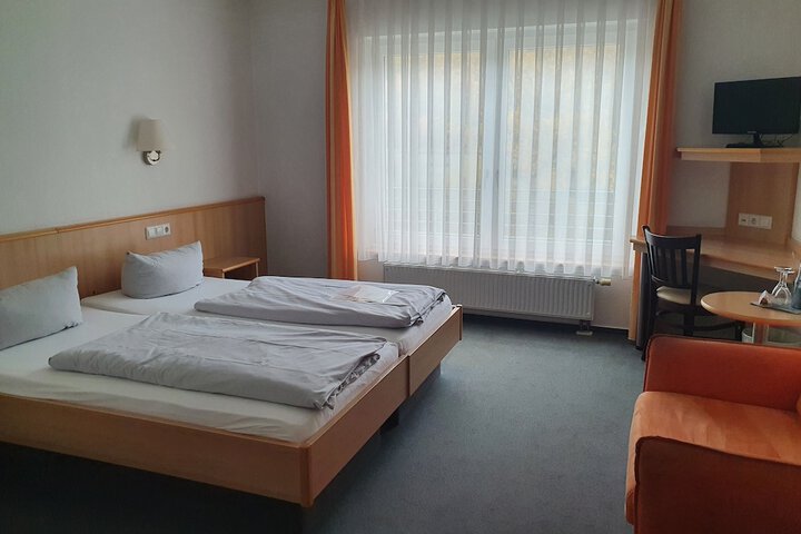 Room 6 of 28