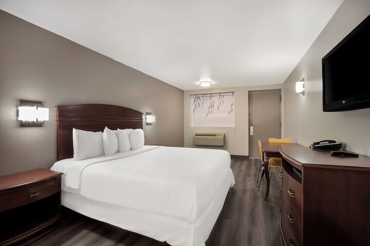 Standard Single King Bed (3 of 8)