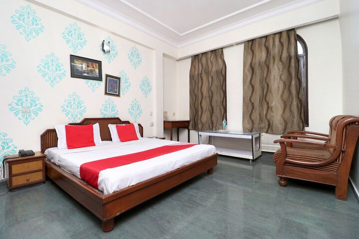 Room 6 of 12