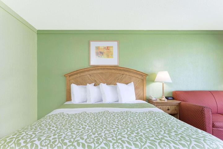 1 Queen Bed Accessible (22 of 25)