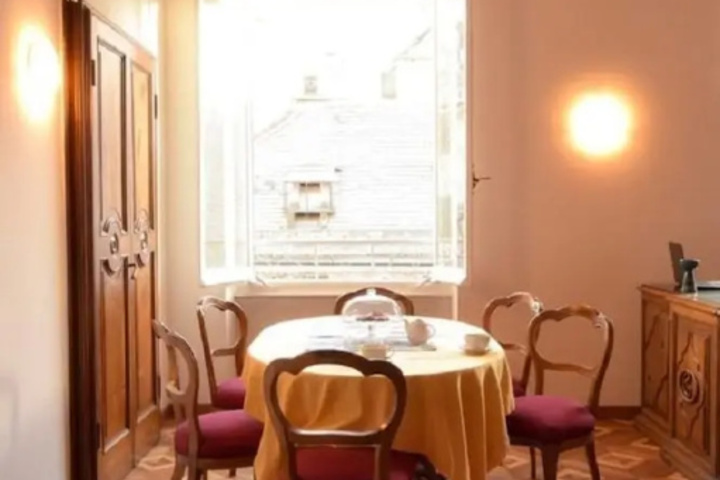 Dining 18 of 19