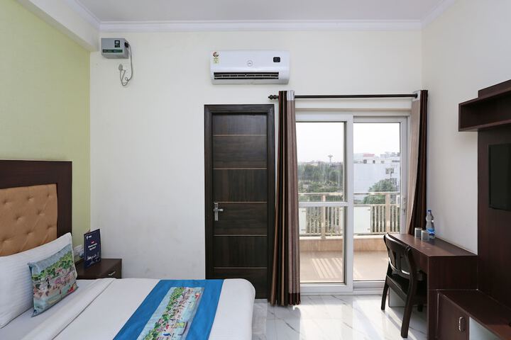 Room 10 of 12