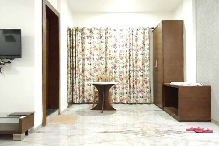 Room 10 of 18