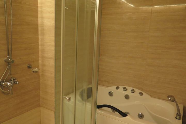 Room 32 of 62