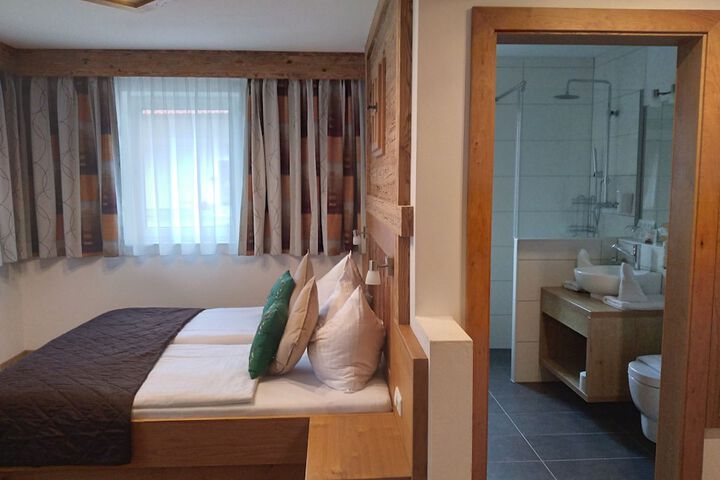Room 26 of 96